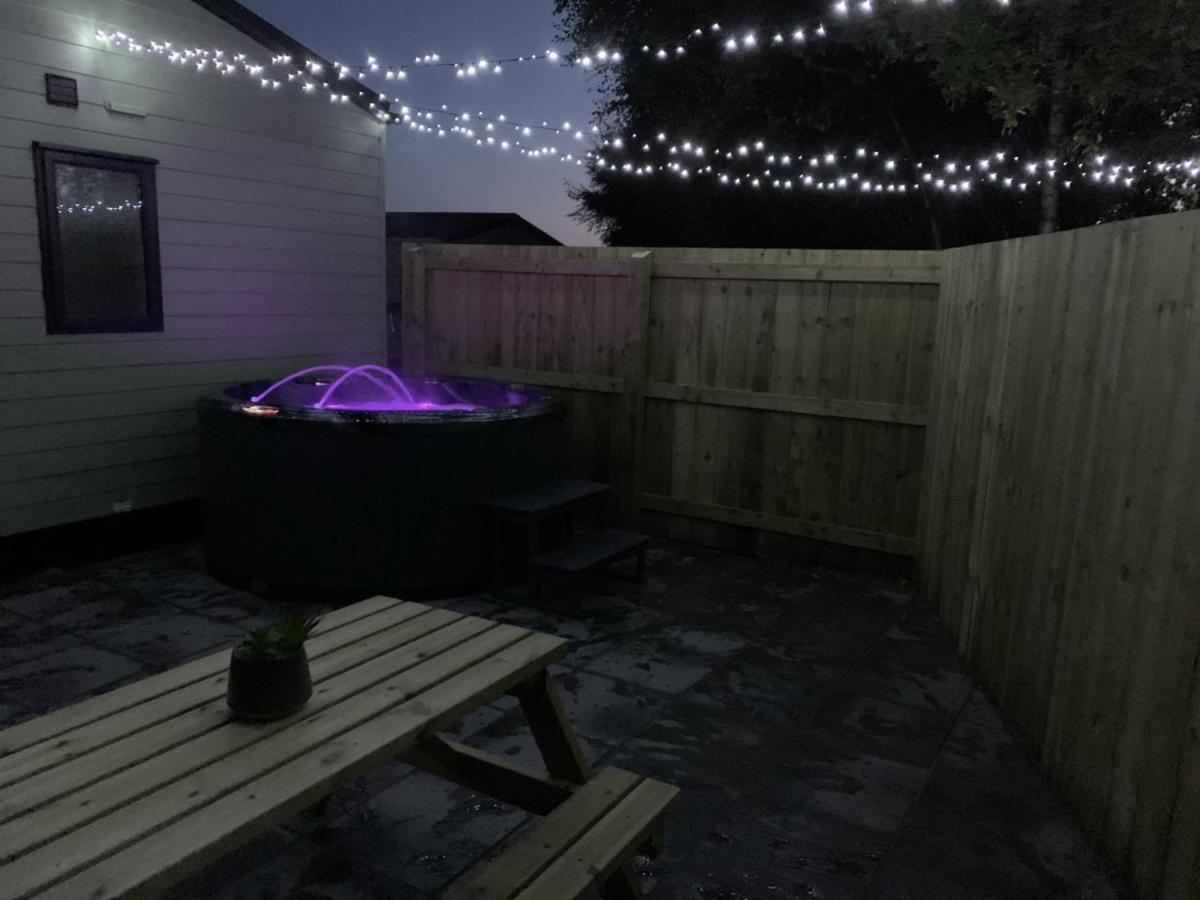 Lola Lodge - Luxury Hot Tub Retreat Newton on the Moor Exterior foto
